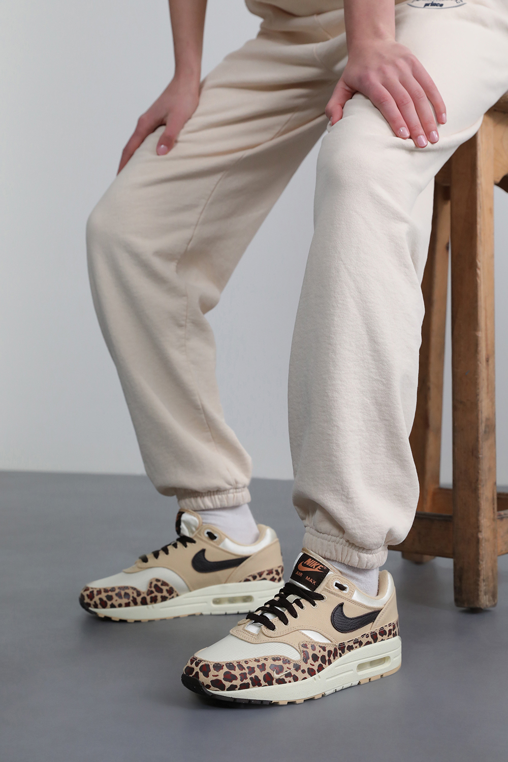 תמונת כל הלוק של נעלי סניקרס NIKE